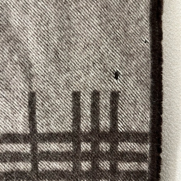 Burberry cashmere scarf - Picture 7 of 9